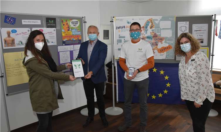 Zwei Jahre intensive Arbeit und ein unermüdlicher Kampf gegen die Plastikmüllberge im Alltag liegen hinter den Schülerinnen und Schüler des Martin-Butzer-Gymnasiums Dierdorf (MBG). Gemeinsam mit Partnerschulen aus Italien, Dänemark und Polen hat sich die Schülergruppe im Rahmen des von der EU geförderten Erasmus+ - Projekts „Life in Plastic – Is it fantastic?“ mit den unterschiedlichen Seiten von Kunststoff auseinandergesetzt. Landrat Achim Hallerbach und Gabi Schäfer vom Referat Umwelt und Energie der Kreisverwaltung Neuwied hatten das gesamte Projekt von Anbeginn begleitet. (v.l.n.r.): Christina Leschitzki (MBG), Landrat Achim Hallerbach, Projektleiter Dominik Lehmann, Gabi Schäfer.Quelle: Kreisverwaltung Neuwied