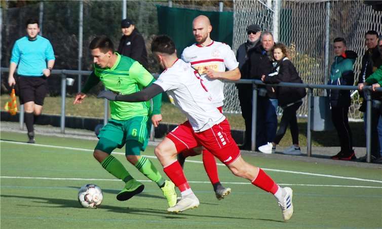 Es wartet ein richtiger Gradmesser Zwei Jahre lang wird Björn Gilles (am Ball) der Mannschaft fehlen: Den Allrounder zieht es studienbedingt für 24 Monate in die USA.Foto: SK