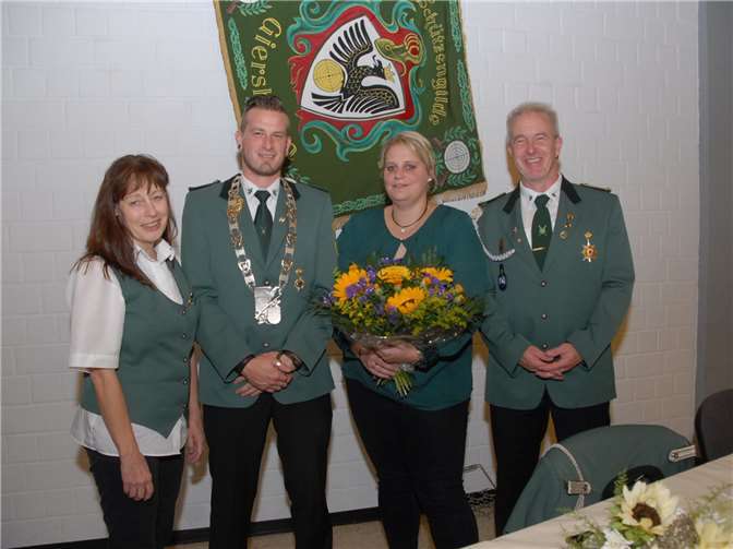 Zwei Jahrgänge Schützenkönigspaare: Daniel Kaul (2.v.l.) löste Stephan Conradi (r.) ab. Links Ursula Conradi, 2.v.r. Nadine Kambeck.