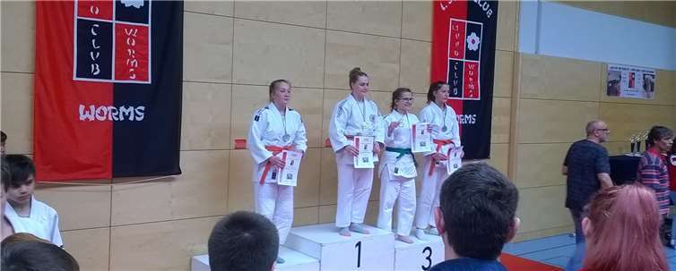 Zwei Judoka vom JC Maifeld e.V. auf dem Podium: Plätze zwei und drei für Shana de Maijer und Aliyah Schneising beim ersten Ranglistenturnier 2018 in Worms. privat