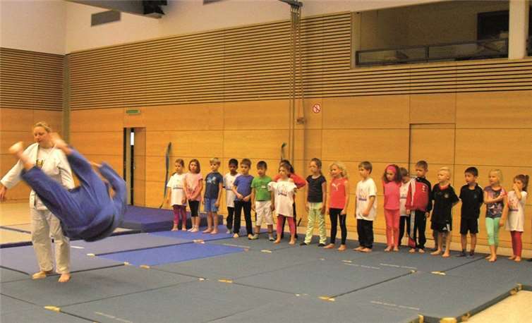 Zwei Judokas des SV Urmitz besuchten die Grundschule in Kaltenengers und gaben den Schülerinnen und Schülern aller Klassen eine Einführung in ihren Sport.privat