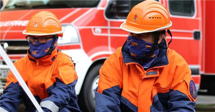 Zwei Jugendfeuerwehrmitglieder tragen die Multifunktionstücher bei einer Übung. Foto: JF VG Asbach