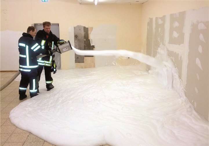 Zwei Kameraden bei der Nutzung eines Schaumrohres.