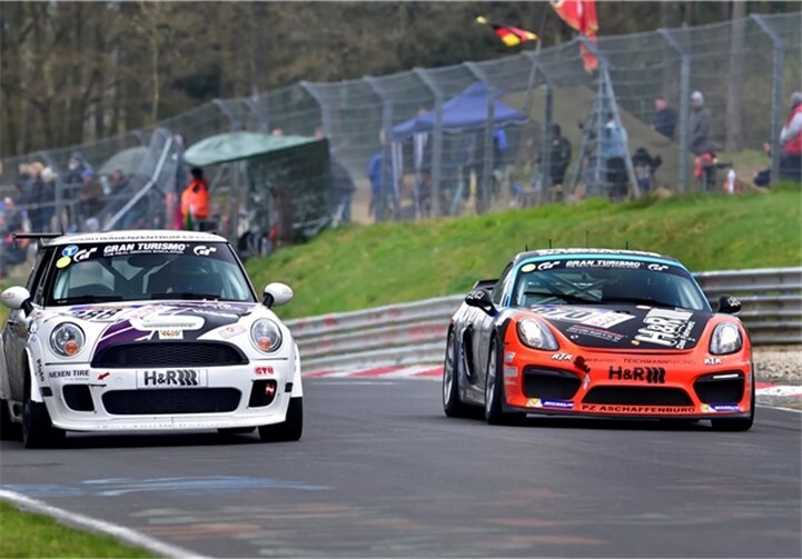 Zwei Klassensieger unter sich: Der BMW Mini vom Team Rent4Ring-Racing aus Nürburg und der Porsche Cayman GT4 von RTR aus Adenau.