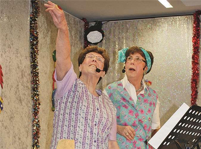 Zwei Klatschweiber: Annegret Kranz (l.) und Irmgard Müller.