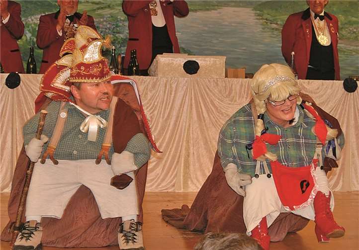 Zwei Kobolde (Ehepaar Weiss) überraschten mit ihren Späßen quer über die Bühne.