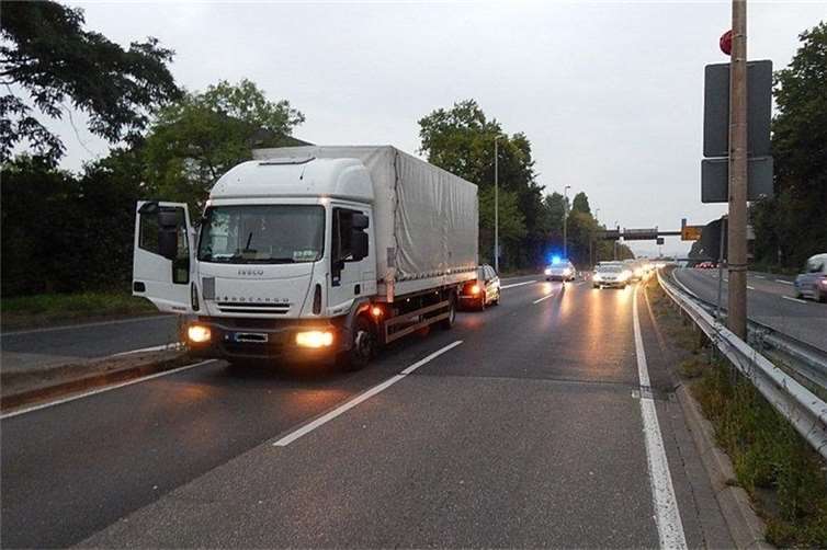 Zwei LKW übersahen scheinbar die Schilder vor der Europabrücke. Foto: Polizeipräsdium Koblenz