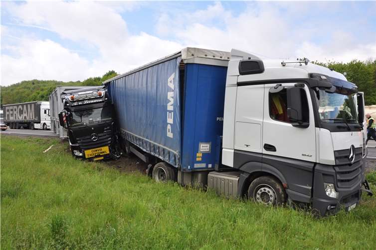 Zwei LKWs waren ebenfalls am Unfall beteiligt.