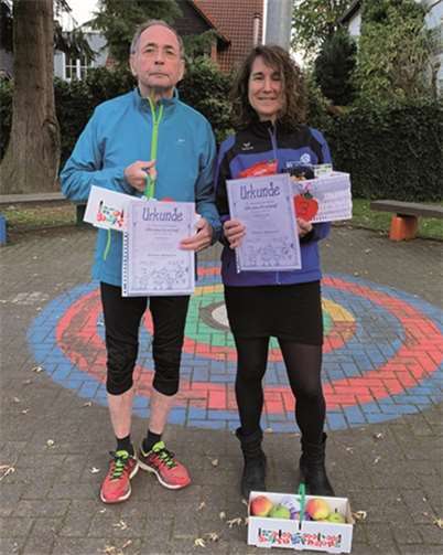 Zwei Läufer aus Westum beim Obstmeilenlauf.Foto: privat