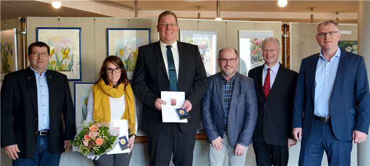 Zwei Lebensretter geehrt: Landrat Frank Puchtler (zweiter von rechts) überreichte Samira Meiers und Dominik Klos (2. und 3. von links) die Wappenmedaille des Innenministers. Wie er dankten auch der zweite Beigeordnete von Singhofen, Jürgen Vogelpoth (links), und Singhofens Ortsbürgermeister Detlef Paul (3. von rechts) sowie Verbandsgemeindebürgermeister Uwe Bruchhäuser den beiden Lebensrettern. Foto: Uwe Rindsfüßer