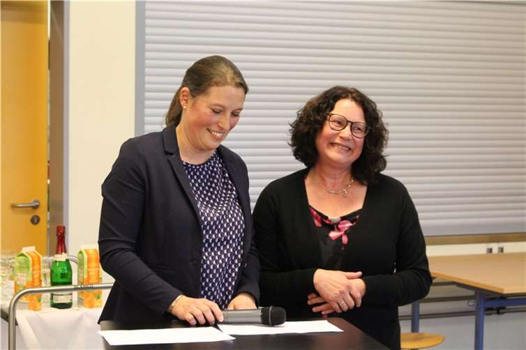 Zwei Lehrerinnen mit Leib und Seele: Anke Sahm und Christiane Gräf feierten herzlich ihren Abschied. Foto: Realschule plus und FOS Untermosel
