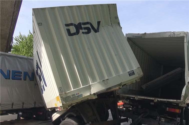 Zwei Lkw hatten sich ineinander verkeilt.