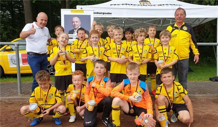 Zwei Mannschaften der F-Junioren in den neuen GSG-Farben mit Stefan Simon (h.l.) und Jugendleiter Erhard Drews (h.r.).Foto: privat