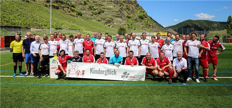 Zwei Mannschaften traten für den guten Zweck gegeneinander an.