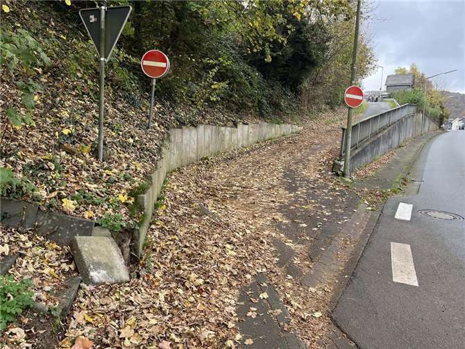 Zwei Mauern wurden in der Straße „Auf’m Strüdchen“ durch einen unbekannten Lkw beschädigt.  Foto: Polizei