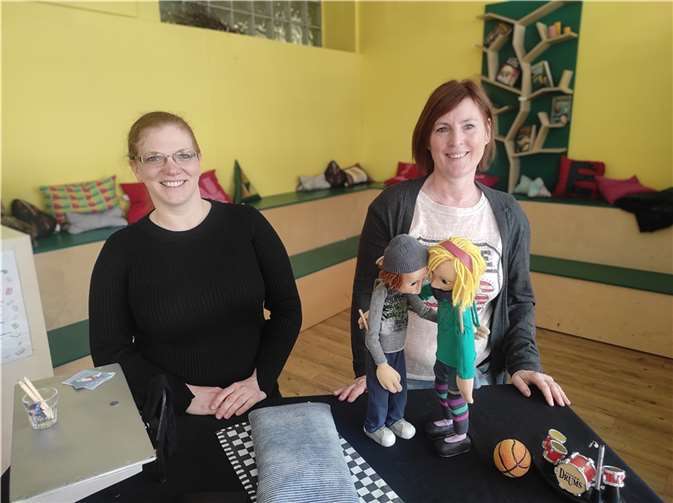 Zwei Mitarbeiter der Polizeipuppenbühne mit den Puppen Ben und Mona.