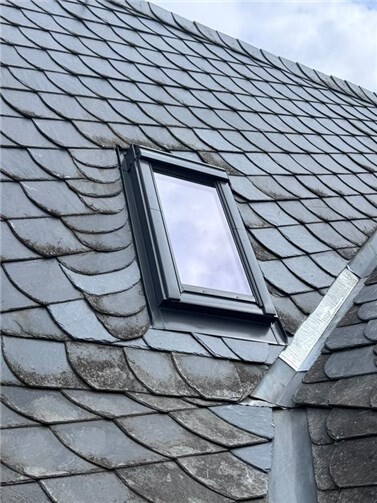 Zwei Mitarbeiter des Unternehmens aus Ochtendung waren einen Tag lang beschäftigt, haben das defekte Material ausgetauscht und das Dach wieder fachmännisch verschlossen, nachdem zuvor der Einschlag eines Meteoritenfragments ein fußballgroßes Loch verursacht hatte.