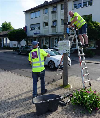 Zwei Mitarbeiter von „Flower & Shower“ brachten die Blumenkübel in Bad Bodendorf an. Fotos: ROB