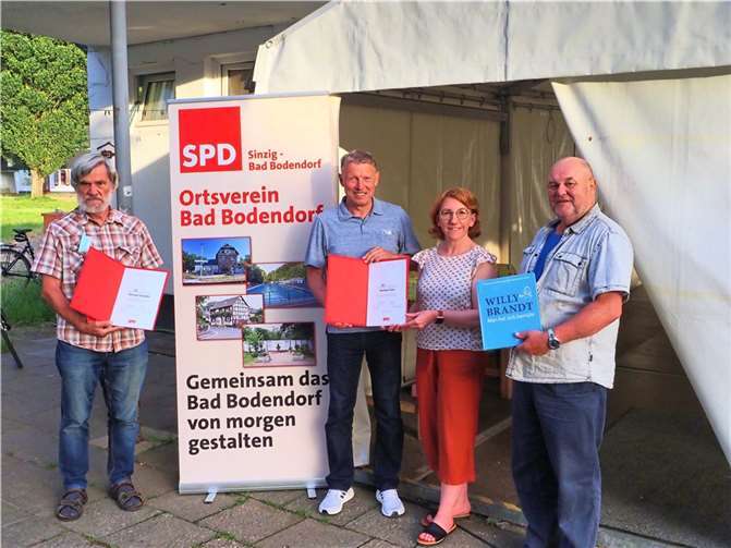 Zwei Mitglieder des Ortsvereins der SPD Bad Bodendorf wurden für ihre langjährige Mitgliedschaft in der SPD geehrt.  Foto: Wolfgang Seidenfuß