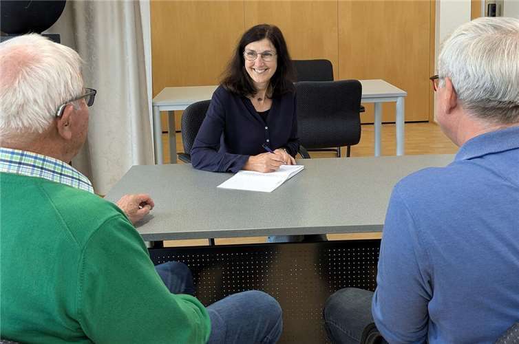 Zwei Mitglieder des Seniorenbeirats im Gespräch mit Andrea Kaufmann. Foto: VGV Maifeld/Gudrun Kosira-Schmitt