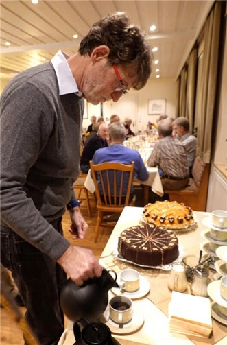 Zwei Mitternachtstorten verlängern die Sitzungsdauer.Foto: Rudolf Weichsel