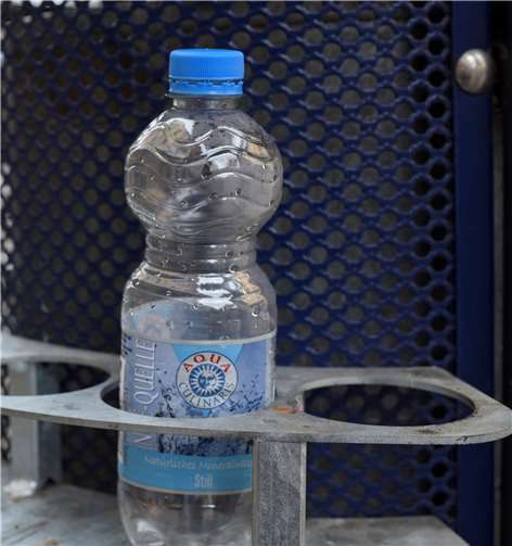 Zwei Mülleimer in der Mittelstraße wurden mit Pfandringen ausgestattet. Ob weitere folgen, wird Mitte 2019 entschieden.