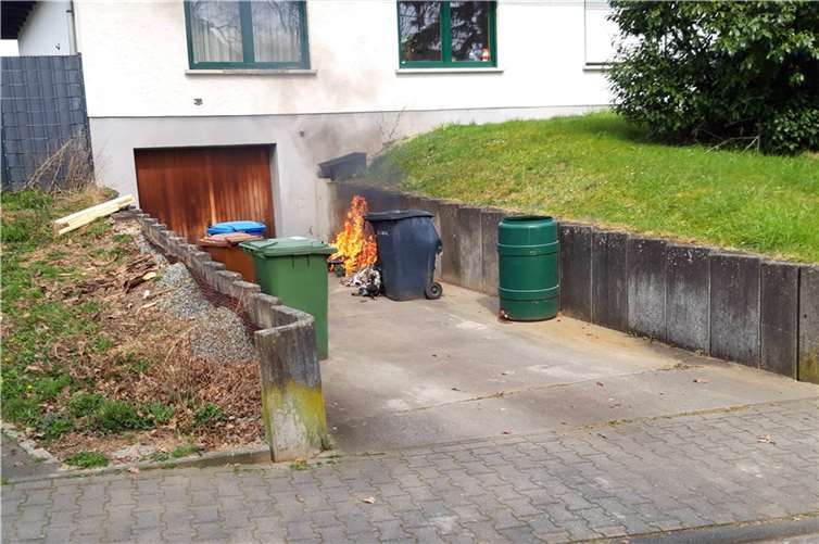 Zwei Mülltonnen wurden Raub der Flammen, eine weitere Tonne wurde beschädigt. Das schnelle Eingreifen des Alterskameraden der Feuerwehr verhinderte Schlimmeres. Quelle: Feuerwehr VG Dierdorf
