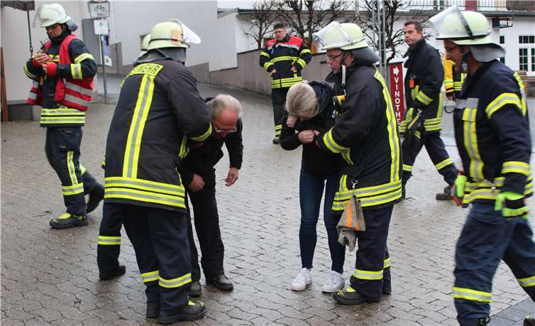 Zwei Personen konnten aus den verrauchten Kellern gerettet werden.Fotos: -WITE