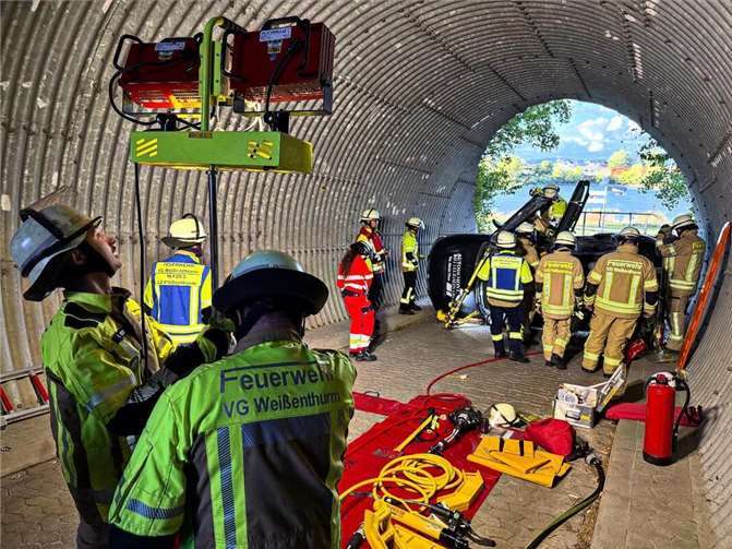 Drehleiter und Atemschutz im Einsatz: Feuerwehr übt realistische Szenarien Zwei Personen mussten aus einem PKW gerettet werden – das Fahrzeug lag in einer Tunnelröhre am Leinpfad auf der Seite. Foto: E. Brüning