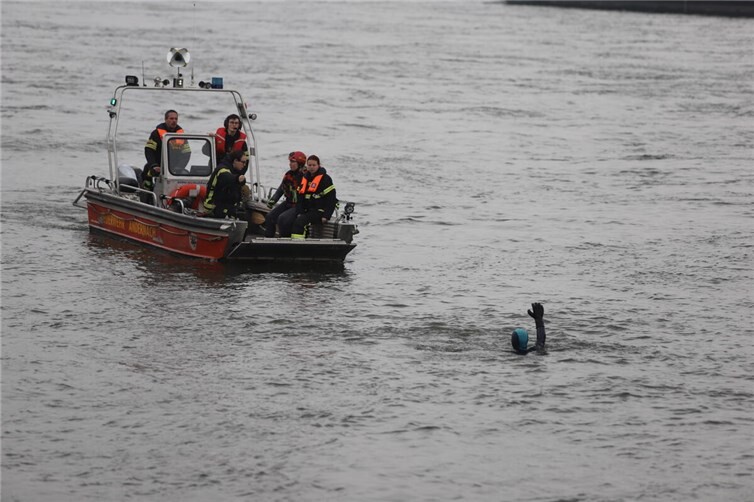 Zwei Personen wurden aus dem Rhein gerettet. Fotos: WAMFO.De