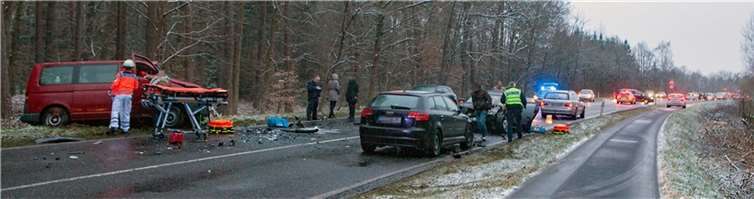 Zwei Personen wurden schwer und eine Person leicht verletzt bei einem Unfall mit drei beteiligten Fahrzeugen auf der Landstraße 158 zwischen Meckenheim und Villip. Fotos: Jost
