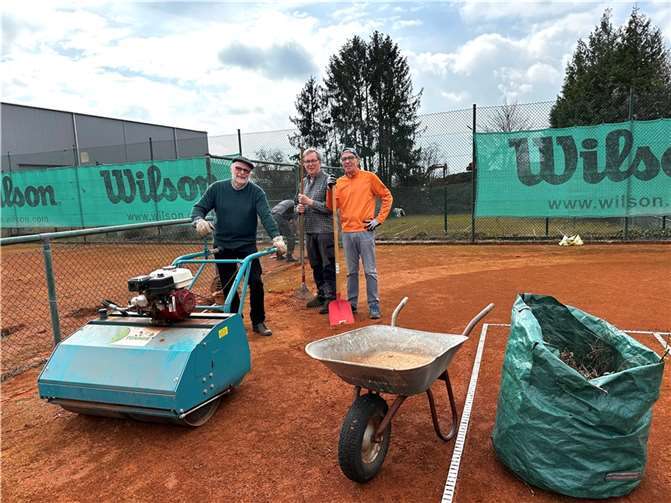 Zwei Plätze richteten freiwillige Helfer mit Dr. Robert Riethmüller (links) beim ATC her. Foto: privat