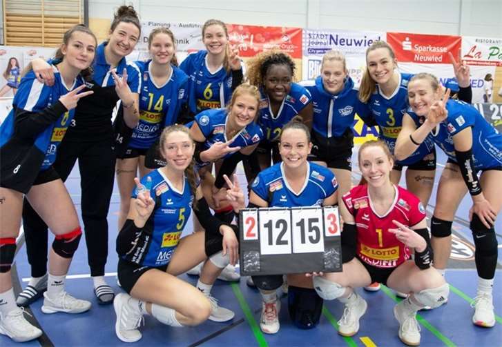 Zwei Punkte gegen den Verfolger erkämpft: Die Deichstadtvolleys habe Grund zur Freude.Fotos: Eckard Schwabe