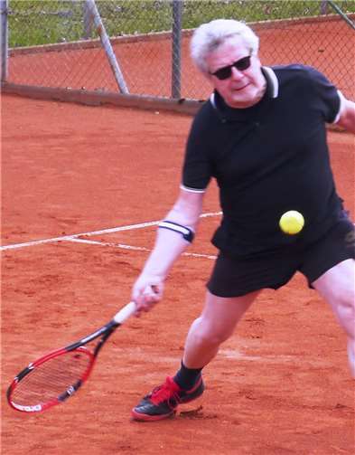 Zwei Punkte konnte auch Egon Krobb beisteuern, der sich ebenfalls erst im Match Tiebreak durchsetzen konnte.Fotos: TC Straßenhaus