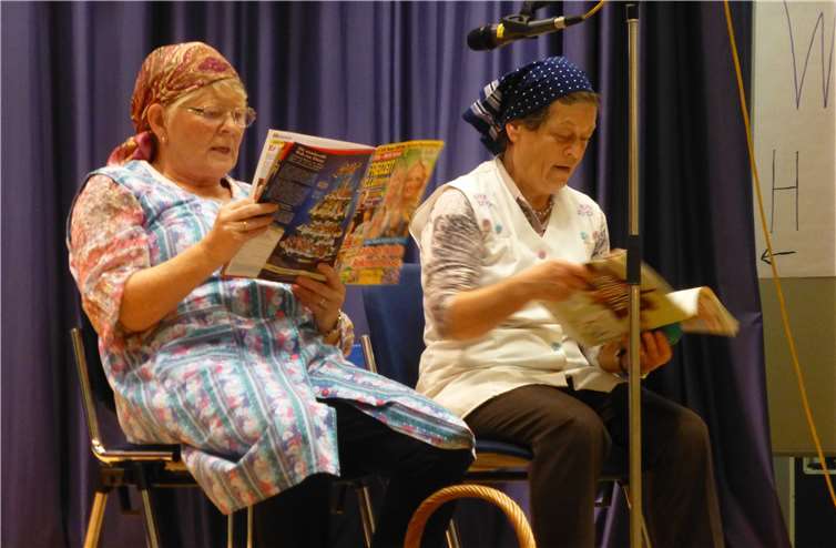 Zwei Putzfrauen, gespielt von Monika Hausen und Resi Wieland unterhielten sich in einer Putzpause angeregt über die verschiedensten Themen. Foto: privat