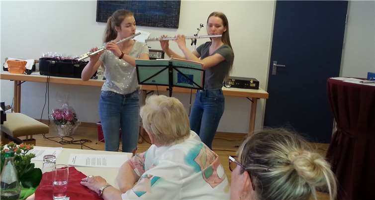 Zwei Querflötenschülerinnen der Kreismusikschule erfreuten die Damen. privat
