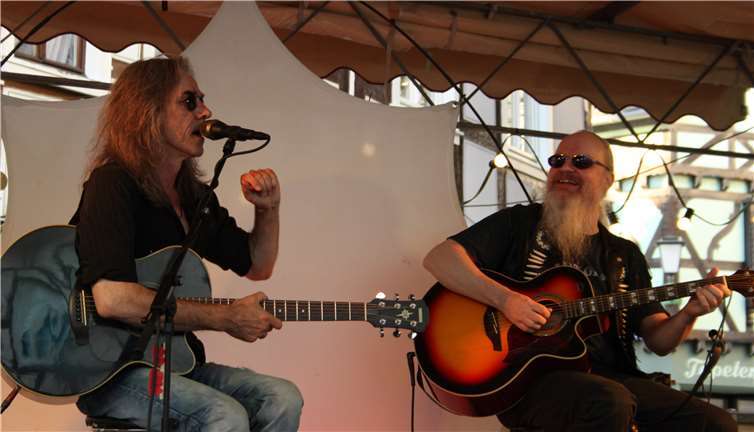 Zwei Rocker in blendender Stimmung:Krysmah riss das Publikum mit.