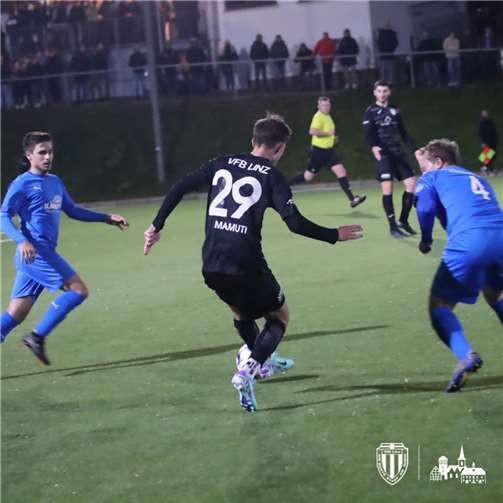 Zwei SG-Abwehrspieler versuchen Florian Mamuti zu stoppen. Foto: Max Jäger