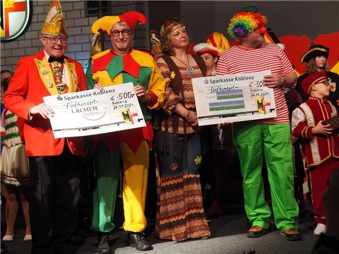 Zwei Schecks von jeweils 500 Euro gingen an den „Förderkreis und Tumorhilfe des Bundeswehr-Zentralkrankenhauses“ sowie an den Verein „Lachen helfen“