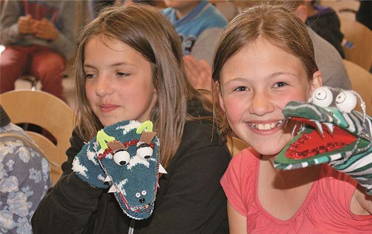Zwei Schülerinnen mit ihren „Tappsi-Handpuppen“.privat