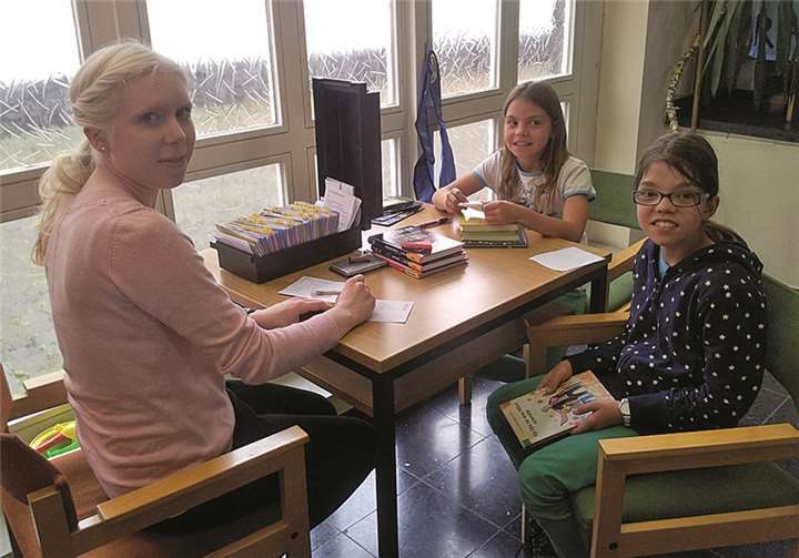 Zwei Schwestern lesen um die Wette: Antonia und Veronica geben ihre Buchbesprechung bei Praktikantin Sarah ab. Stadt Mayen