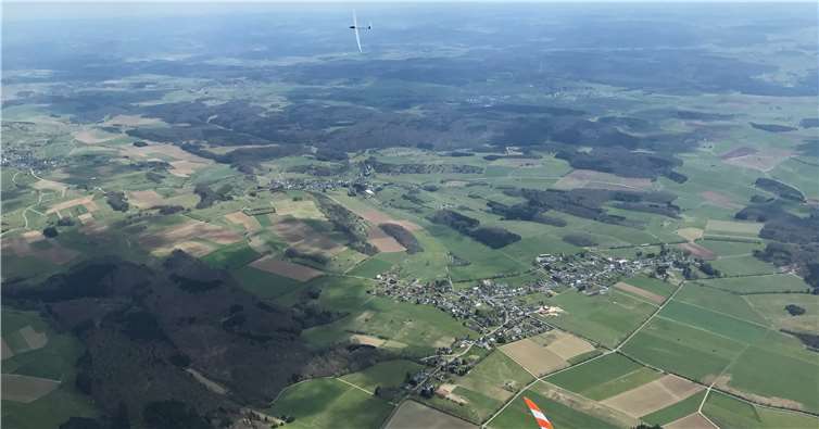 Zwei Segelflugzeuge drehen gemeinsam ihre Kreise in der Thermik der Eifel.