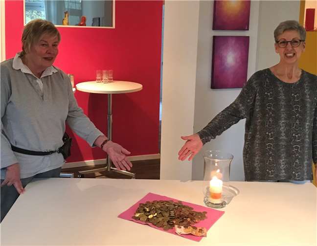 Zwei Sparschweine wurden für den guten Zweck geplündert. Foto: Lichtzeichen