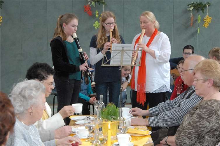 Zwei Spielerinnen der Flötengruppe mit ihrer Lehrerin.