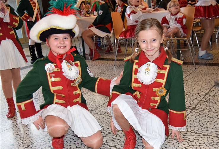 Zwei Stadtsoldaten Minis haben Spaß am Tanzen.