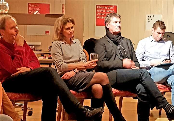 Zwei Stunden lang diskutierten Dr. Anna Köbberling, MdL und Detlev Pilger, MdB (2.v.re.) mit zahlreichen Gästen über die politische Situation im Land und in der Partei.privat