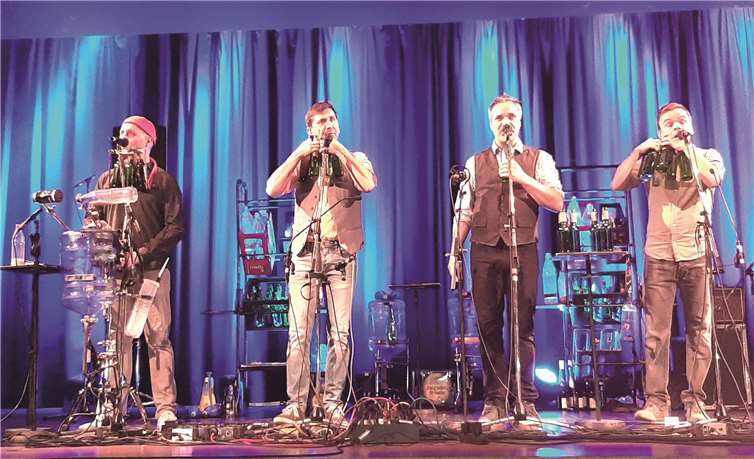 Zwei Stunden lang hielt das GlasBlasSing-Quartett seine Fans mit Flaschenmusik vom Allerfeinsten in Atem. Fotos: FRE