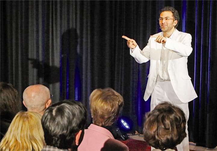 Zwei Stunden lang unterhielt Fatih Cevikkollu sein Publikum im Konzertsaal. -DL-