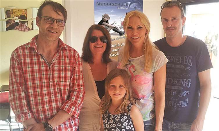 Zwei Tage lang tauschte die TV-Moderatorin Sonya Kraus (4.v.l.) ihren Tagesablauf mit dem der 11-jährigen Jana aus Ochtendung (3.v.l.). Fotos: privat