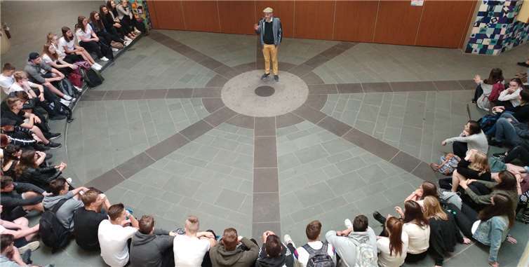 Zwei Tage lang wurde das komplexe Thema Performance-Kunst erarbeitet.Foto: privat